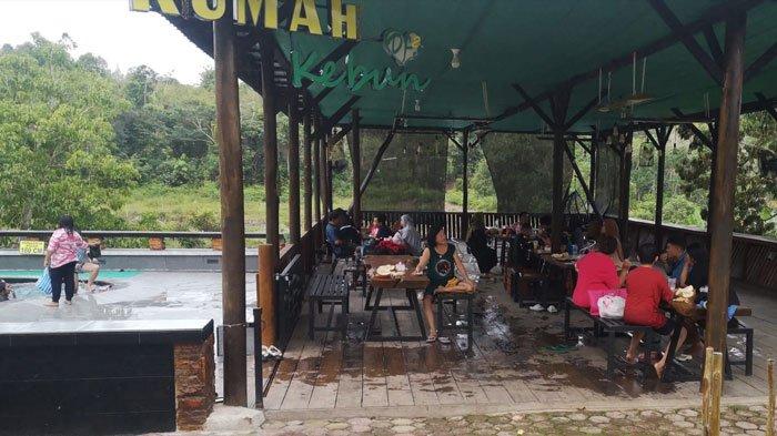 Wisatawan saat menikmati suasana santap durian di Wisata Rumah Kebun di Lingga