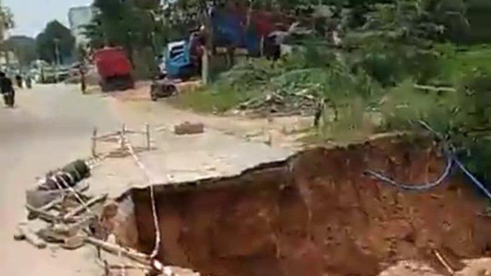 JALAN AMBROL  -  Potret jalan ambrol (terban) di Jalan Dang Merdu, Batu Besar, Nongsa, Batam, dekat Rumah Sakit Bhayangkara Polda Kepri yang menjadi lokasi jatuhnya ojol dan kendaraannya, Senin (4/11/2024) malam