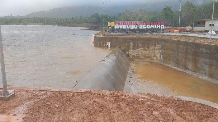 Tampak permukaan air Embung Sebayar di Kecamatan Bunguran Timur, Kabupaten Natuna, Kamis (5/1/2023).