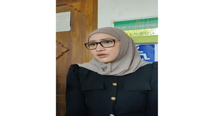 Windy, anak korban  eks Direktur RSUD Padang Sidempuan Tetty Rumondang Harahap saat diwawancarai sebelum persidangan. Agenda sidang pembunuhan di Batam dengan terdakwa Ahmad Yuda hari ini, Senin (6/5/2024) yakni pembacaan tuntutan