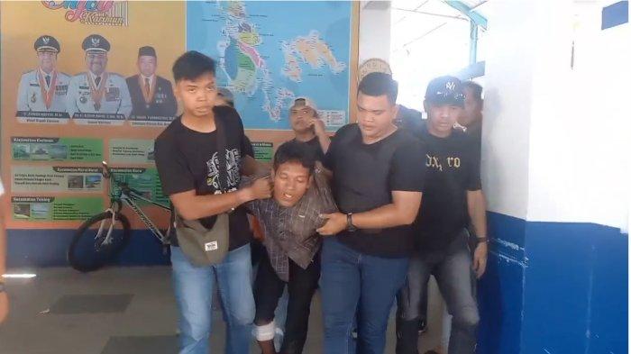 PEMBUNUHAN DI KARIMUN - Polisi membawa tersangka kasus suami bunuh istri ke Mapolres Karimun, Kepri, Minggu (6/5/2024)