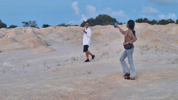 WISATA BINTAN - Wisatawan saat menikmati gurun pasir di lokasi wisata Telaga Biru, Desa Busung, Kecamatan Seri Kuala Lobam, Kabupaten Bintan, Kepulauan Riau, Kamis (6/6/2024).