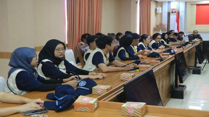 Mahasiswa dari tim KKN-PPM UGM Pesona Natuna 2024 saat berada di ruang rapat Bupati Natuna lantai 2, Bukit Arai, Natuna, belum lama ini