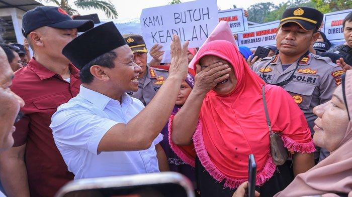 Momen Menteri Investasi Bahlil Lahadalia temui massa dari warga Rempang yang tolak relokasi, Jumat (6/10/2023). Sejumlah emak-emak menangis tolak relokasi