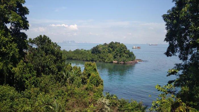 Pemandangan gedung bertingkat gedung Singapura dari Tangga 1000 Habibie Sekupang, Kota Batam, Provinsi Kepri.