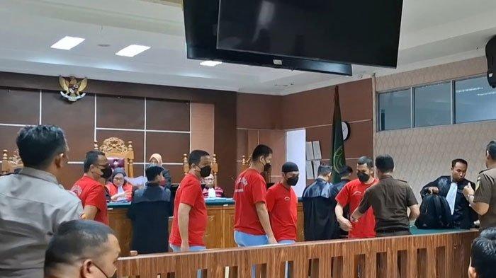 SIDANG EKSEPSI - Lima mantan polisi di Batam terdakwa kasus narkoba usai jalani sidang eksepsi di Pengadilan Negeri Batam, Kamis (6/2/2025).