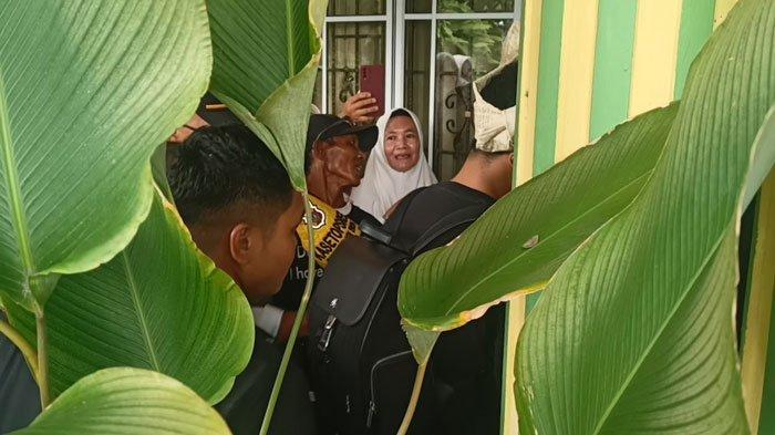 KAESANG DI KARIMUN - Antusias masyarakat menghadiri kampanye paslon Pilkada Kepri 2024, Rudi-Rafiq di Karimun yang diikuti Ketua Umum PSI Kaesang Pangarep, Senin (7/10/2024). Tas ransel hitam yang dikenakan Kaesang membuat masyarakat gagal fokus.
