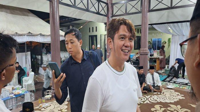 APRI SUJADI-Mantan Bupati Bintan, Apri Sujadi  berbincang dengan keluarga di Pendopo Sei Enam, Bintan Timur, Kabuoaten Bintan, Senin (8/4/2024)