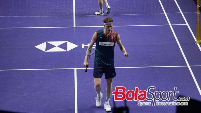 Aksi tunggal putra Denmark, Anders Antonsen, saat berlaga di Indonesia Open 2025, Istora Senayan, Jakarta, Sabtu (7/6/2025).