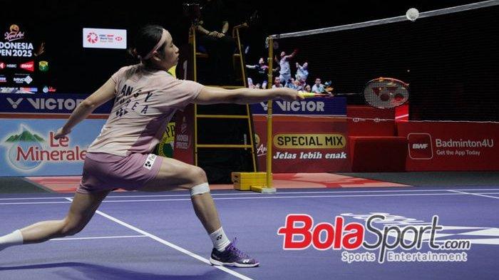 JUARA - Tunggal putri Korea Selatan, An Se-young, berjuang habis-habisan untuk bangkit dari ketertinggalan jauh pada final Indonesia Open 2025.