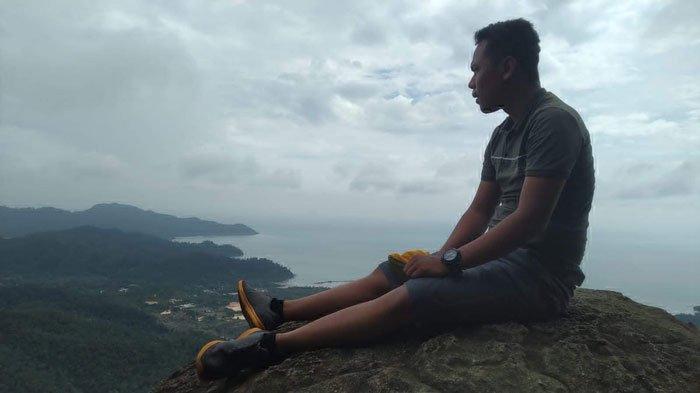 Cuaca mendung menyambut pendaki saat tiba di puncak Gunung Jantan, tempat wisata di Karimun, Kamis (7/7/2022).