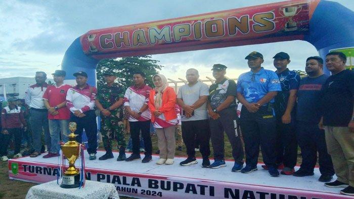 Momen Ketua DPRD Natuna Rusdi foto bersama Pjs Bupati Natuna Rika Azmi, Ketua PSSI Natuna Wan Aris Munandar dan unsur Forkopimda Natuna di kegiatan Turnamen Piala Bupati Natuna, Minggu (6/10/2024).