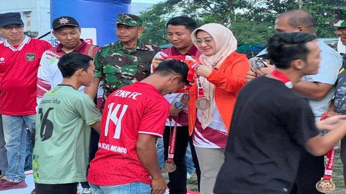 Momen Ketua DPRD Natuna Rusdi bersama Pjs Bupati Natuna Rika Azmi, Ketua PSSI Natuna Wan Aris Munandar dan unsur Forkopimda Natuna kalungkan medali bagi juara sepak bola di Turnamen Piala Bupati Natuna, Minggu (6/10/2024)