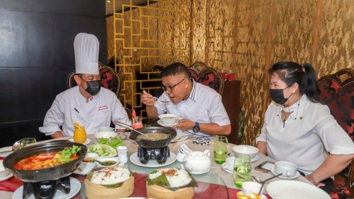 Kepala Dinas Kebudayaan dan Pariwisata (Disbudpar) Kota Batam, Ardiwinata (posisi di tengah) sedang menyantap makan khas Melayu berupa lendot, yang akan menjadi menu baru Swiss-Belhotel Harbour Bay Batam pada Maret mendatang, di Swiss-Belhotel Harbour Bay Batam, Jalan Duyung, Sei Jodoh, Kecamatan Batu Ampar, Kota Batam, Kepulauan Riau, Senin (8/2/2021)