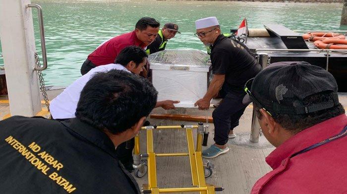 ANTAR JENAZAH - Petugas MD Akbar International Batam menggunakan speeedboat khusus berkecepatan tinggi mengantarkan jenazah dari Batam ke Singapura melalui Pelabuhan Ferry Internasional Tanah Merah, Singapura. Foto diambil Selasa (30/1/2024)