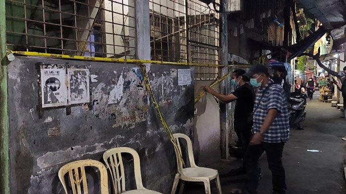 MAYAT DALAM TOREN - Tempat Kejadian Perkara (TKP) rumah yang jadi lokasi penemuan mayat ibu dan anak dalam toren air di Jalan Angke Barat RT5/2, Kelurahan Angke, Kecamatan Tambora, Jakarta Barat, Kamis (6/3/2025) malam, dipasang garis polisi.
