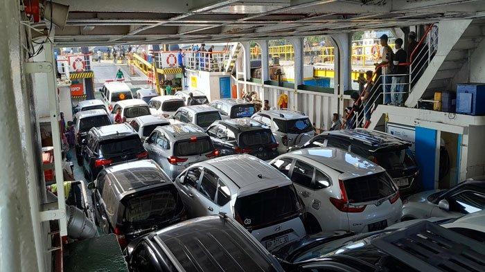 KMP NIAGA FERRY II - Tampak kendaraaan roda dua dan empat tersusun rapi dalam KMP Niaga Ferry II.