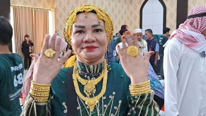 Suarnati Daeng Kanang (46), memakai perhiasan emas seberat 180 gram saat pulang dari tanah suci.