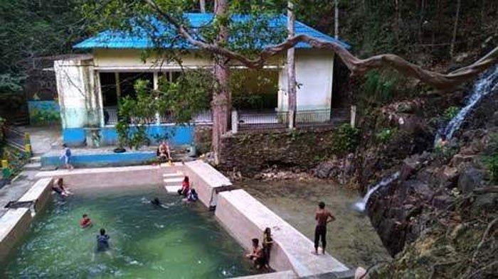 Panorama air terjun yang memanjakan para pendaki Gunung Jantan Karimun maupun pengunjung wisata lainnya. Lokasi wisata ini berada di Desa Pongkar Karimun