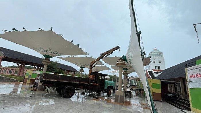 Satu unit crane dikerahkan dalam evakuasi payung membran yang tumbang di Hall B Coastal Area, Kabupaten Karimun, Jumat (9/8/2024)