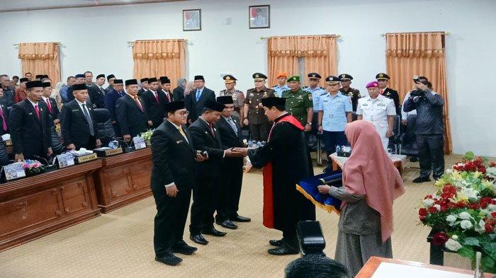 PENGAMBILAN SUMPAH PIMPINAN DPRD NATUNA - Rusdi, Daeng Ganda Rahmatullah, dan Wan Aris Munandar diambil sumpah/janjinya sebagai pimpinan DPRD Natuna periode 2024-2029, Selasa (8/10/2024)