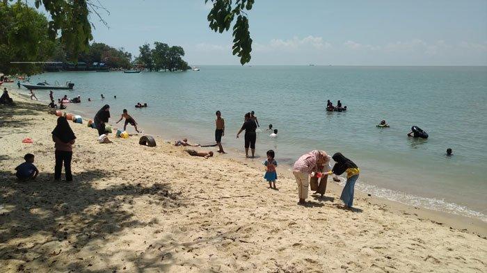 Pengunjung Pantai Pongkar di Karimun