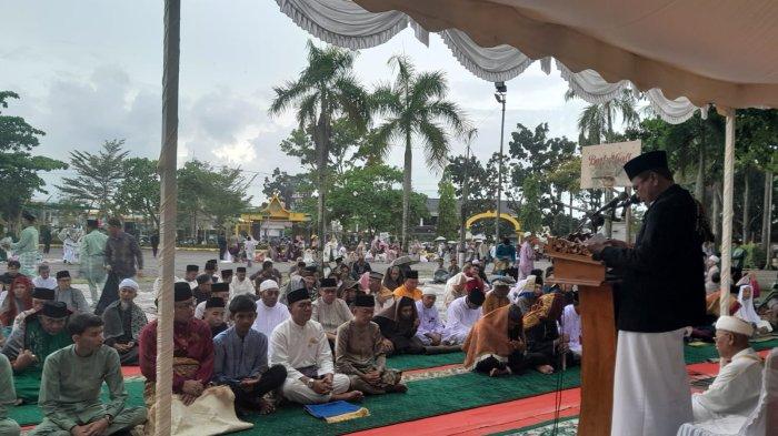 GERIMIS HUJAN - Di bawah gerimis hujan Penjabat Wali Kota Tanjungpinang, Hasan menunaikan Salat Idulfitri 1445 Hijriah bersama masyarakat di Lapangan Pamedan Ahmad Yani, Kota Tanjungpinang, Rabu (10/4/2024) pagi.