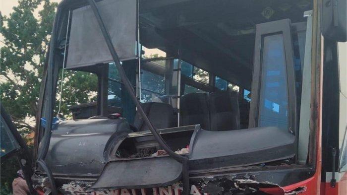 KECELAKAAN MAUT JEMAAH UMRAH DI GRESIK - Mobil rombongan umroh kecelakaan dengan bus di jalan raya Duduksampeyan, Gresik, Kamis (10/4/2025) pagi. Penumpang mobil dilaporkan meninggal dunia.