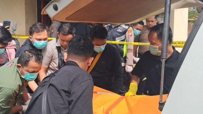 EVAKUASI KORBAN - Perempuan muda ditemukan tewas bersimbah darah di Curup pada Selasa (10/6/2025) siang. Diduga korban pembunuhan, tubuhnya penuh luka tusukan di ruang tamu rumahnya.