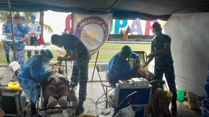 Suasana warga saat melakukan cek kesehatan di acara Bakti Kesehatan Lanud RSA yang digelar di Pantai Piwang, Kabupaten Natuna, Rabu (10/7/2024)