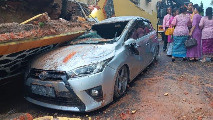 Potret mobil remuk tertimpa longsor batu miring dekat Gereja HKBP Lubuk Baja Batam, Sabtu (10/8/2024)