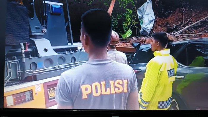 Mobil water cannon Polresta Barelang dikerahkan bantu evakuasi kendaraan tertimpa longsor batu miring dekat Gereja HKBP Lubuk Baja Batam, Sabtu (10/8/2024)