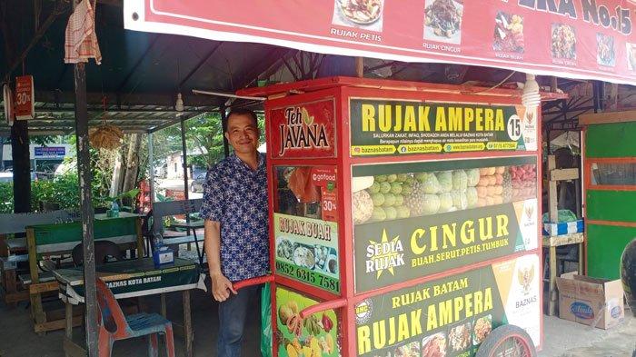 Pedagang rujak di area BMC Bengkong, Batam, Krisman Harefa saat berada di gerobak dagangannya, Rabu (10/8/2022).