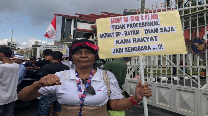 Warga Perumahan Citra Batam, Elisabet (60 tahun) menyampaikan orasinya atas penderitaan yang dialaminya akibat persoalan air bersih di depan Kantor BP Batam, Senin (9/9/2024)