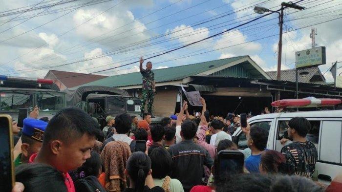 DEMO - Komandan Batalyon Artileri Medan 2, Letkol Arm Herman Santoso (seragam TNI) menanggapi ratusan warga yang menggeruduk Batalyon Armed akibat sejumlah anak buahnya diduga membantai warga sipil di Desa Selamat, Kecamatan Sibiru-biru, Kabupaten Deliserdang, Sabtu (9/11/2024). Ia berjanji bertanggungjawab atas insiden yang menyebabkan korban jiwa dan luka.