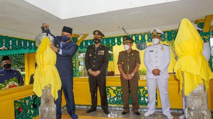 Bupati Lingga, Muhammad Nizar saat berziarah ke makam Sultan Mahmud Riayat Syah di Ibukota Daik, Rabu (10/11/2021)