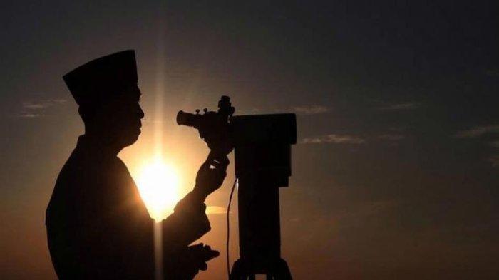 Foto Pengurus Nahdatul Ulama saat memantau hilal dari lantai 32 pusat perbelanjaan Season City, Jakarta, Senin (8/7/2013), untuk memutuskan awal Ramadhan 1434 H. 