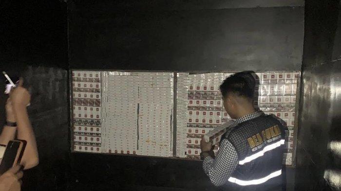 AMANKAN ROKOK SELUNDUPAN - Ribuan slof rokok non pita cukai diamankan petugas Bea Cukai Batam dari satu truk yang hendak keluar dari Batam via Pelabuhan Roro Telaga Punggur, Rabu (10/4/2024).