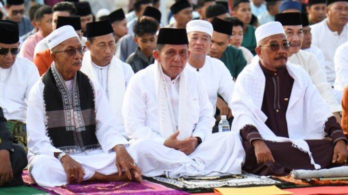 ANSAR JADI KHATIB - Gubernur Kepri, H Ansar Ahmad menjadi khatib Salat Idulfitri 1445 Hijriah di Halaman Kantor Bupati Lingga, Daik, Rabu (10/4/2024) lalu.
 