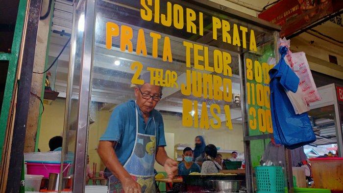 Sapri (58), pemilik warung Sijori Prata di Pasar Cipta Puri, Sekupang, Batam, tengah menguleni adonan roti prata pesanan pelanggan, Rabu (9/6/2021).