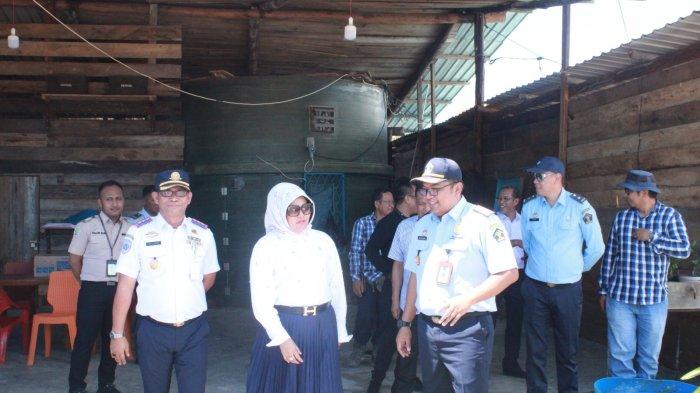 Kantor Imigrasi Kelas II TPI Ranai mendampingi Tim Studi Kelayakan Usulan Jetty Terminal Khusus Kantor Wilayah Kementerian Hukum dan HAM meninjau Jetty operasional milik PT. Indoprima Karisma Jaya (IKJ) di Desa Teluk Buton, Kecamatan Bunguran Utara, Kabupaten Natuna, Senin (10/7/2023).