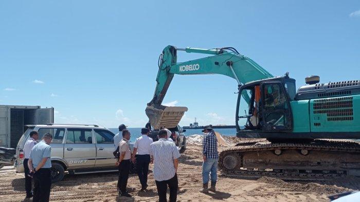 Tim Studi Kelayakan Usulan Jetty Terminal Khusus Kantor Wilayah Kementerian Hukum dan HAM meninjau Jetty operasional milik PT. Indoprima Karisma Jaya (IKJ) di Desa Teluk Buton, Kecamatan Bunguran Utara, Kabupaten Natuna, Senin (10/7/2023). Kemenkum HAM didampingi bersama Kantor Imigrasi Kelas II TPI Ranai