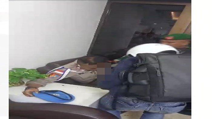 Aipda Supriadi alias Joker, anggota Propam Polresta Barelang dibawa ke tempat yang lebih aman setelah terkena lemparan batu dalam aksi demo soal Rempang di kantor BP Batam yang berlangsung ricuh, Senin (11/9/2023).
