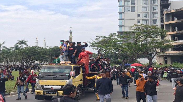 Massa melaku aksi demo soal Rempang di Kantor BP Batam, Senin (11/9/2023)