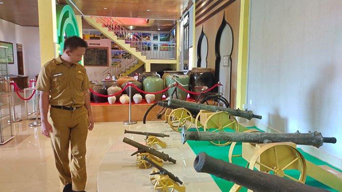 Koleksi benda sejarah di Museum Linggam Cahaya, Daik, Kabupaten Lingga, Provinsi Kepri.