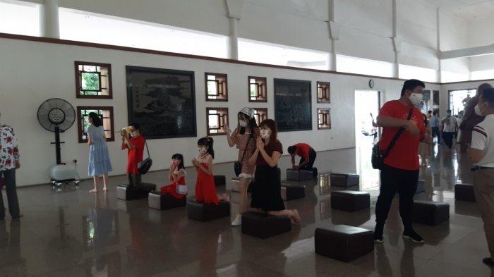 Suasana Perayaan Imlek di Maha Vihara Duta Maitreya yang berada di Komplek Maha Vihara Duta Maitreya Bukit Beruntung, Sungai Panas, Kec. Batam Kota, Kota Batam, Jumat (12/02/2021).