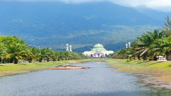 Bangunan Masjid Agung Natuna di Kompleks Natuna Gerbang Utaraku, Ranai, Kecamatan Bunguran Timur, Kabupaten Natuna, terlihat seperti Taj Mahal di India.