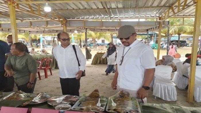 Kepala Dinas Pariwisata (Kadispar) Provinsi Kepri, Guntur Sakti hadir dan nikmati kuliner tradisional dalam event Folklore Internasional Festival Padang Melang 2024 di Kabupaten Kepulauan Anambas, Rabu (12/6/2024).