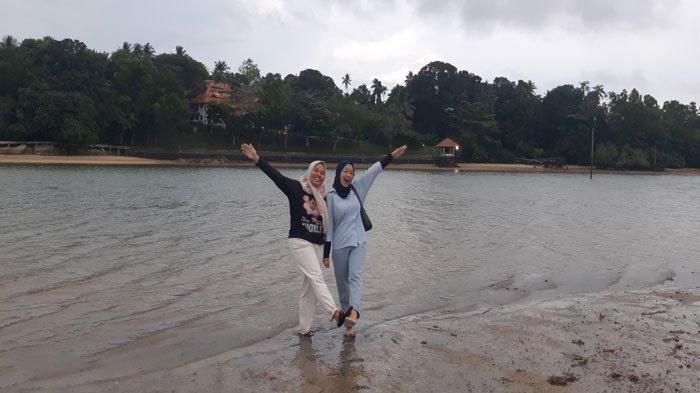 Pengunjung Pantai Bahagia Batam, Ririn dan Heni, Sabtu (12/11/2022). 