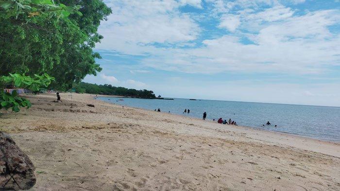 Salah satu destinasi Pantai Pelawan yang patut dikunjungi saat libur Natal dan Tahun Baru di Karimun.